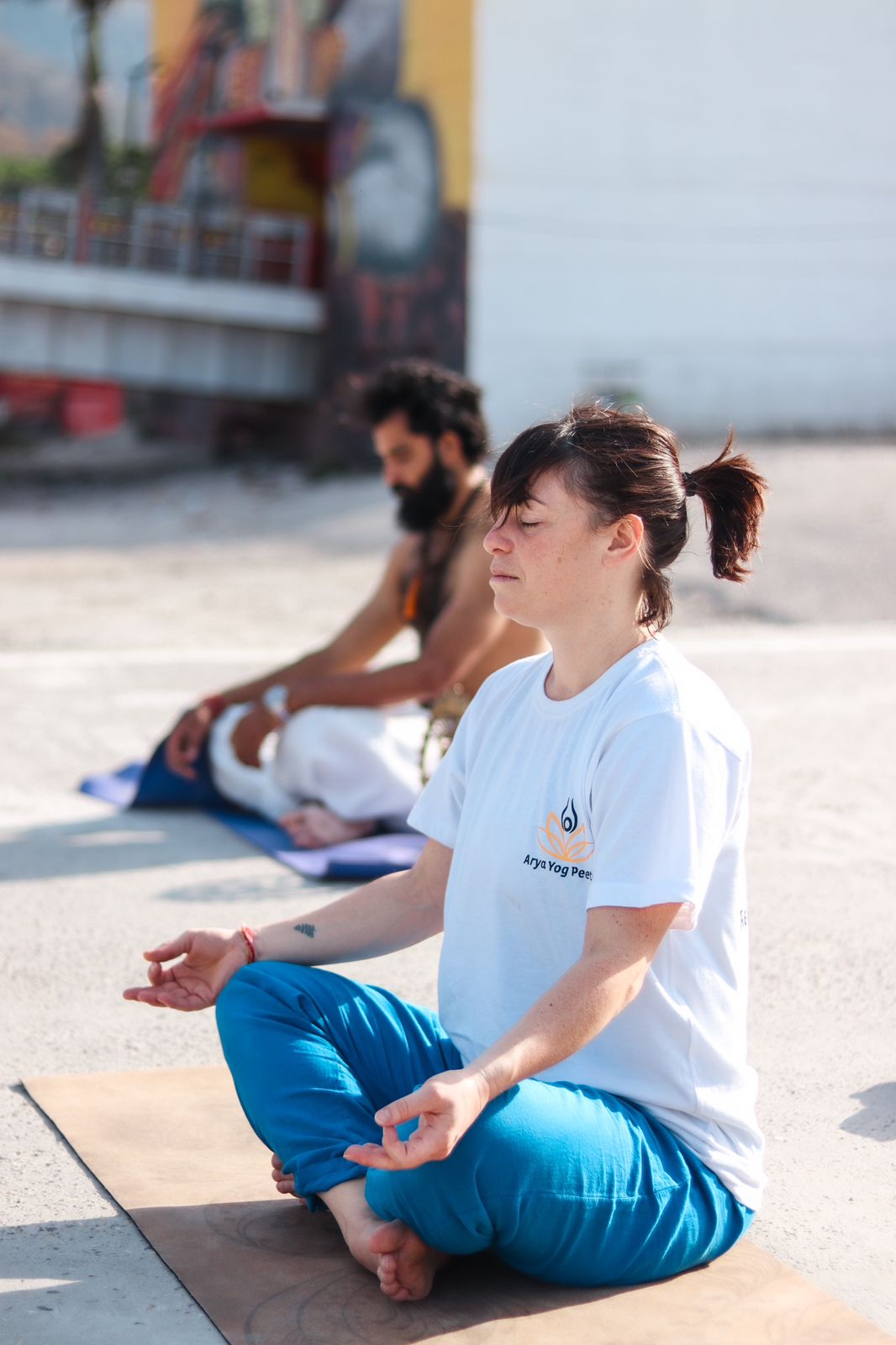 Práctica de yoga y meditación con ACICA