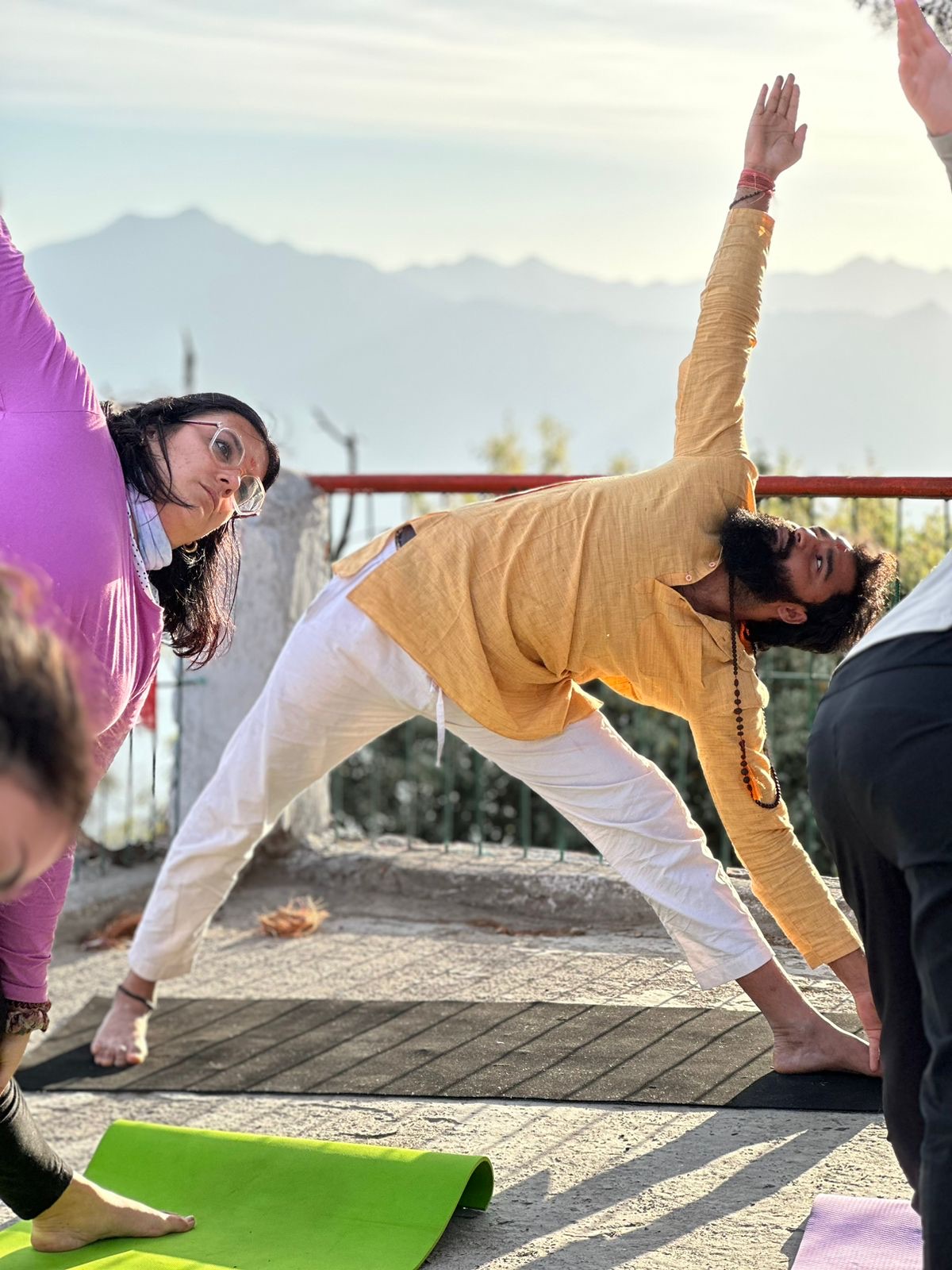 Práctica de asana al aire libre