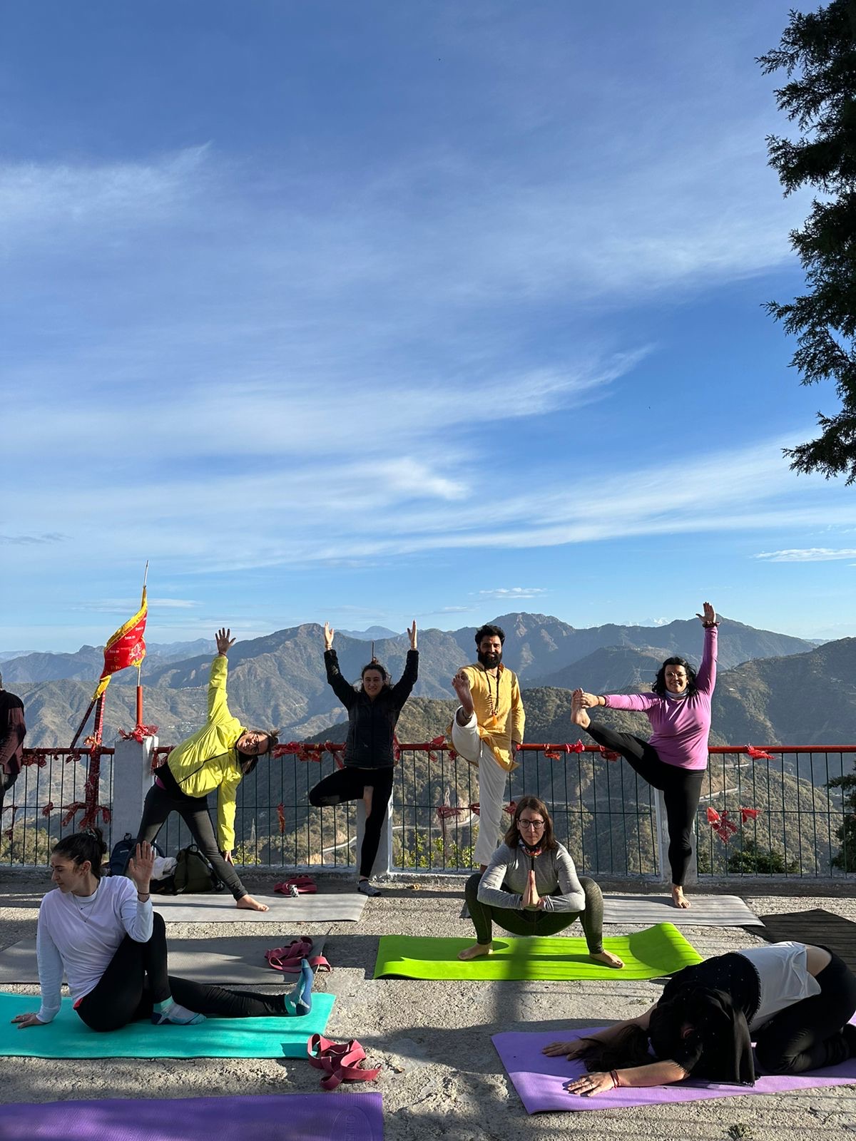 Yoga en la azotea frente al Himalaya